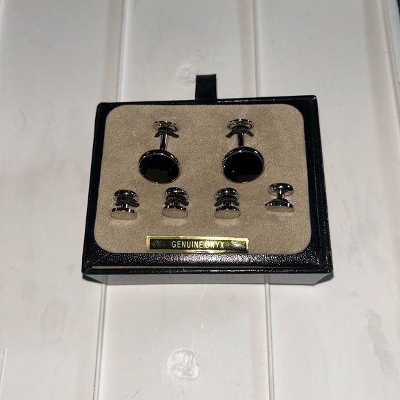 New Jos. A. Bank Black and Silver Genuine Onyx Cufflinks Set - Picture 3 of 4